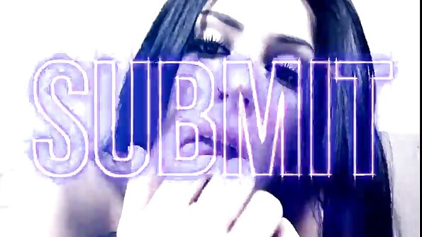 Winzige lesbische Babes reiben und lecken sich gegenseitig die Damenteile