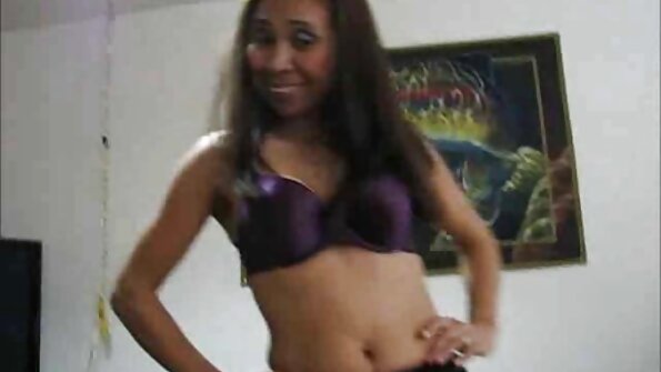 Busty Latina MILF បង្រៀនកូនមាន់មួយក្បាលអំពីការចៀន