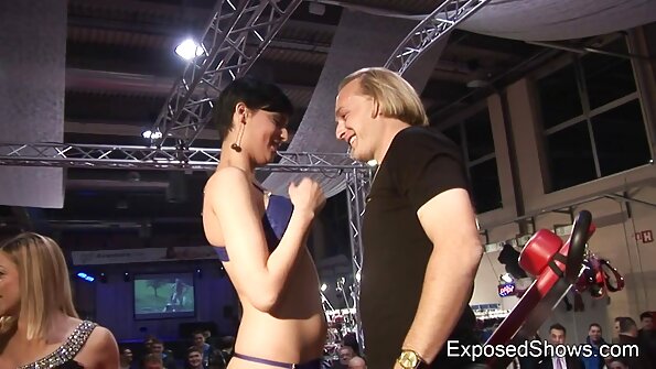 Die polnische MILF Ania Kinski sieht heiß aus in ihren Dessous