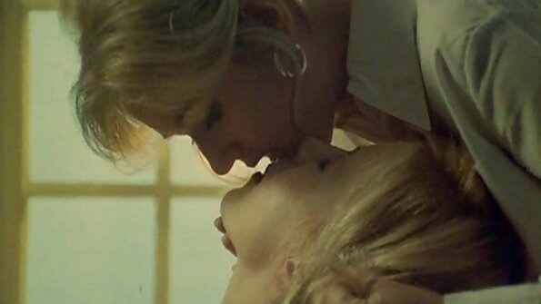 Die atemberaubende MILF Lisa Rose wird mit Leichtigkeit doppelt penetriert